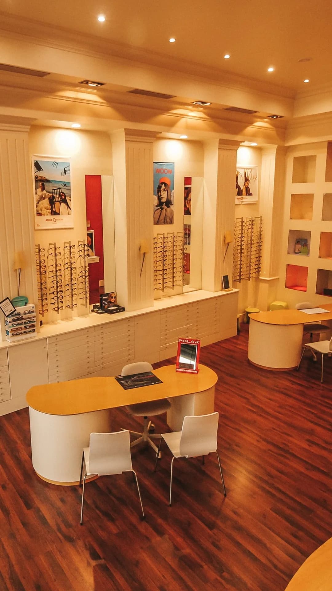 Interior de AudiO-Óptica Gallaecia, tienda principal